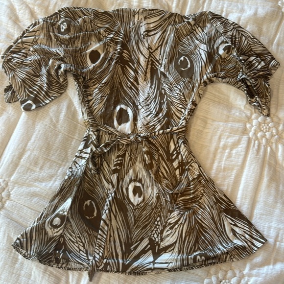 SKY TOP Y2K 100% silk blouse short sleeve feather print cream taupe tan sz S - Picture 7 of 10